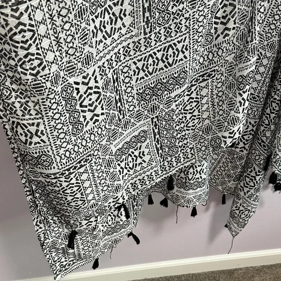 Black & White Geometric Fringe Wrap Scarf - Picture 3 of 10